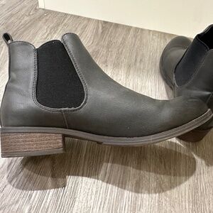 DLG Women’s Size 7 Brown Vegan Leather Chelsea Boot